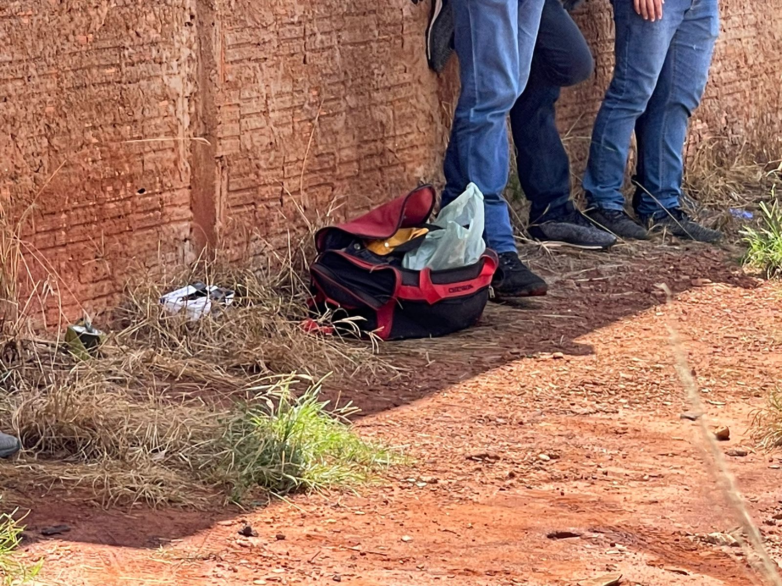 Mochila que estava do lado do corpo da vítima - Foto: Jornal da Nova